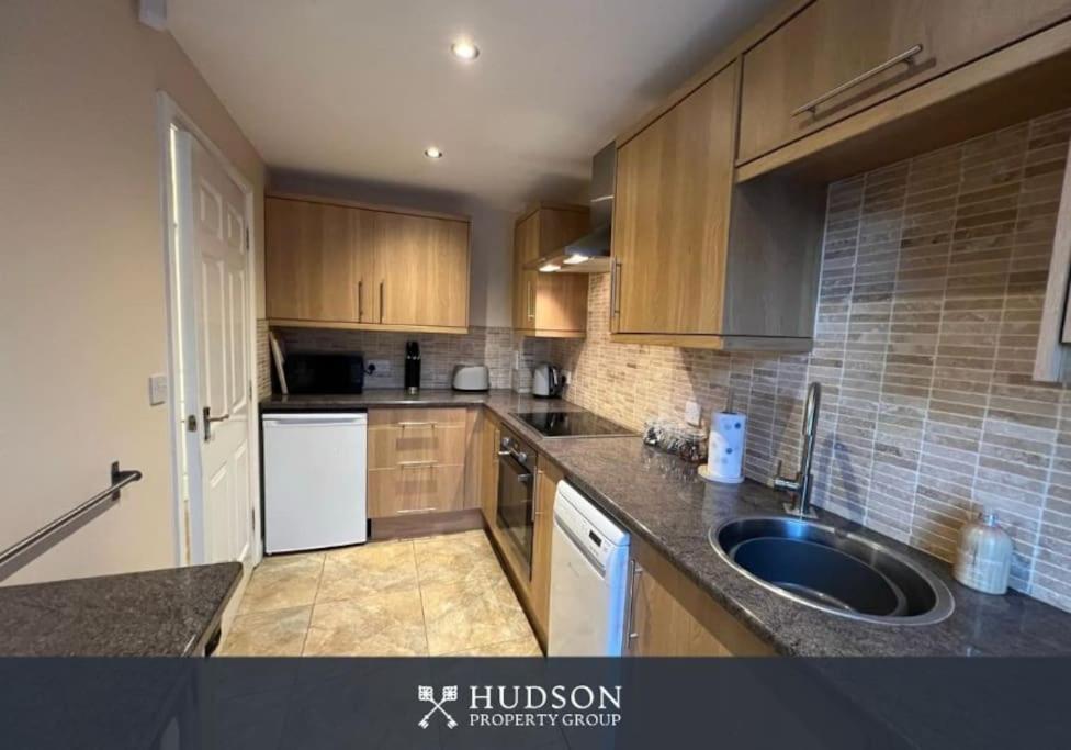 הוילה Telford Townhouse With Parking And Garden מראה חיצוני תמונה